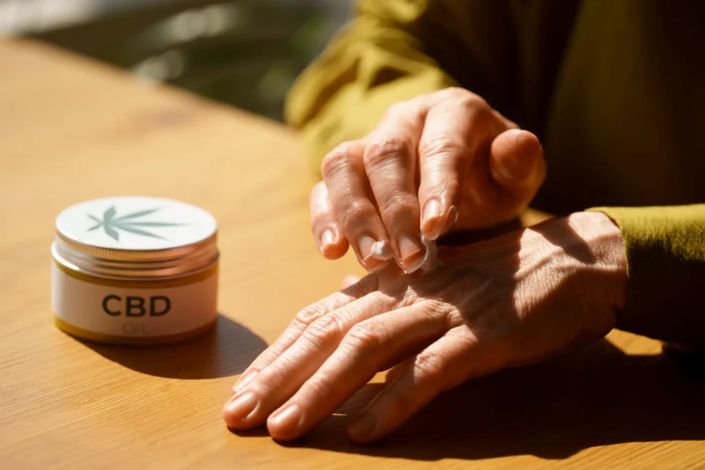application de crèmes au cbd sur la main à Périgueux chez cbd zen bio